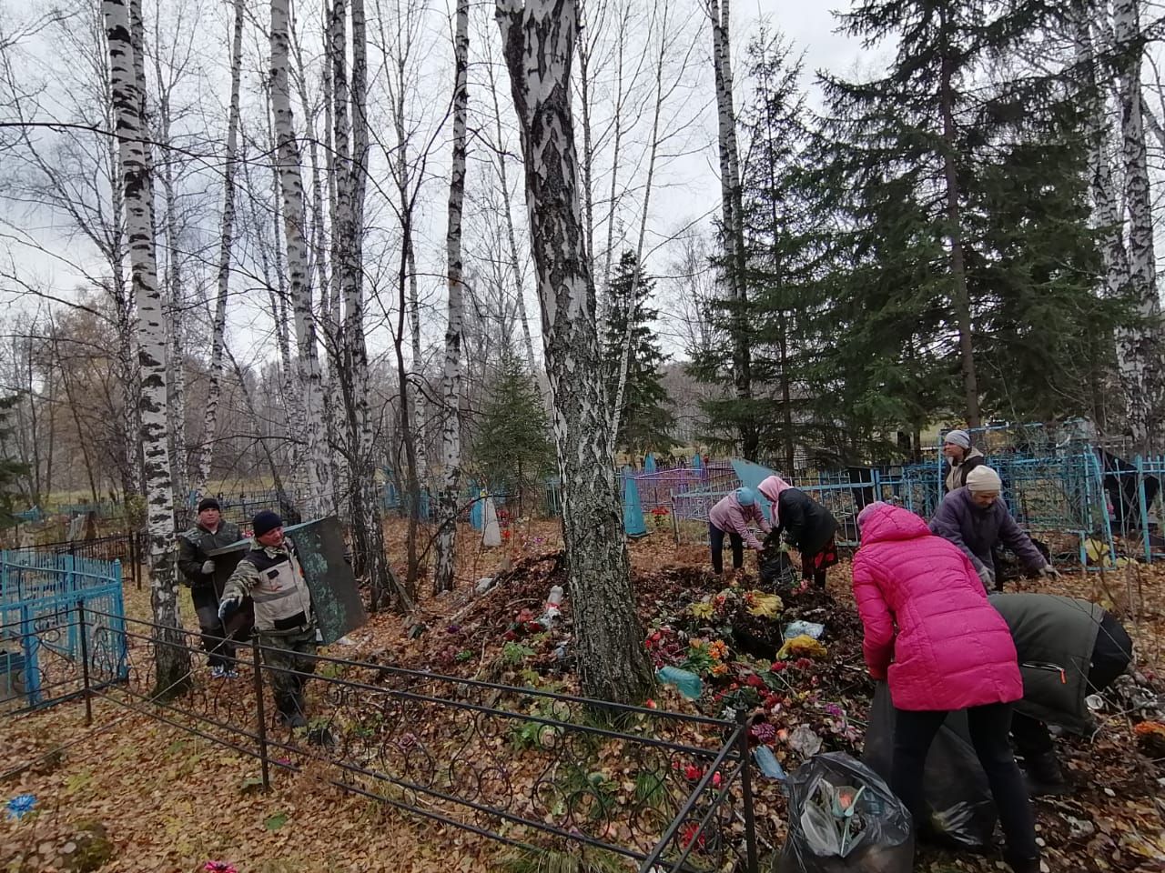 Провели субботник на кладбище..